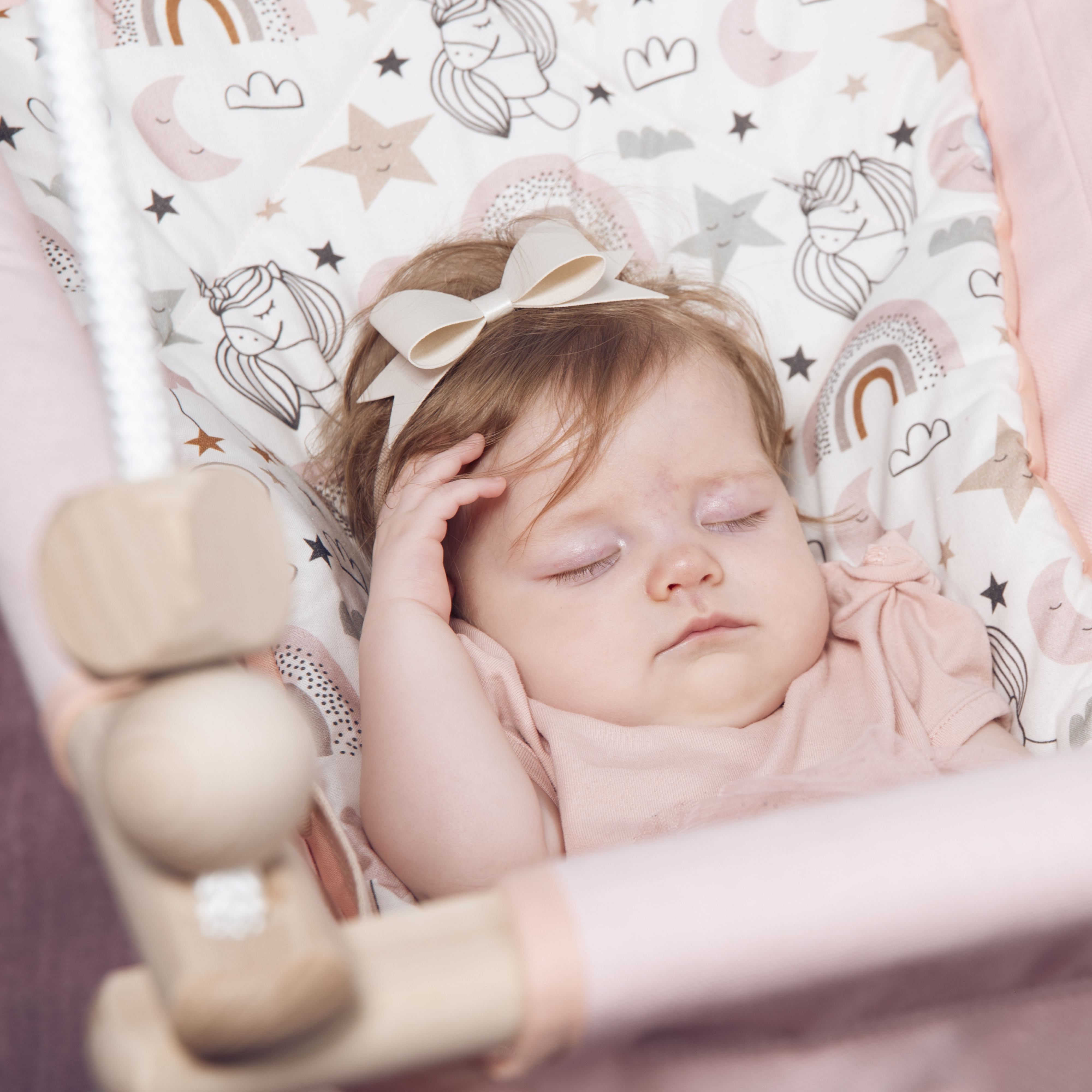 Lehet-e a hintában aludnia a babának?